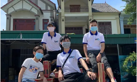 Vợ chồng nhà giáo Nguyễn Văn Hùng, Triệu Thị Thêm và Công ty Truyền Thông HMĐ Media ủng hộ đồng bào miền Trung